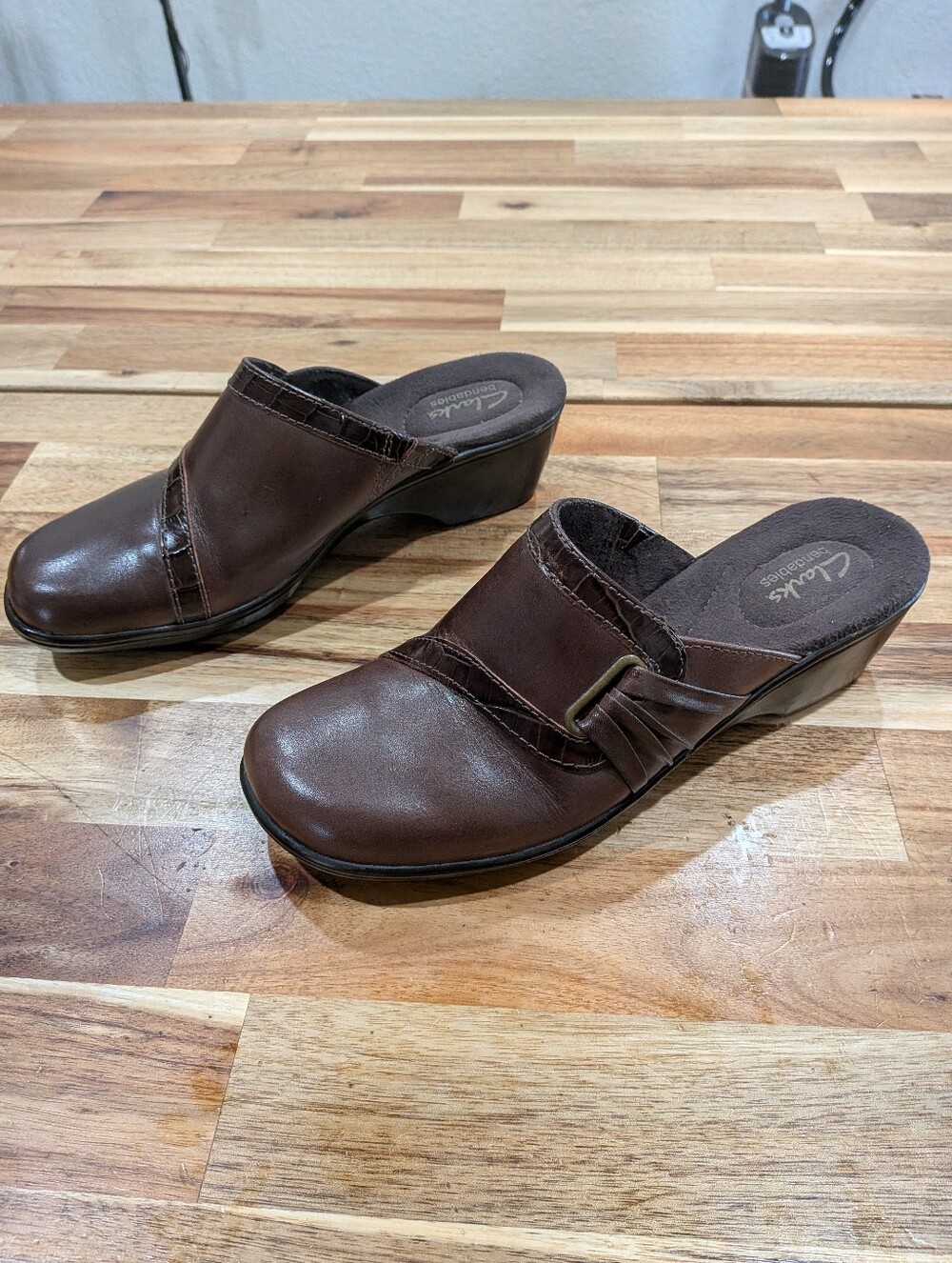 Clarks Bendables Clogs Size 7.5 Brown Leather Comfort Mule Shoes Slip On Casual - Picture 2 of 7
